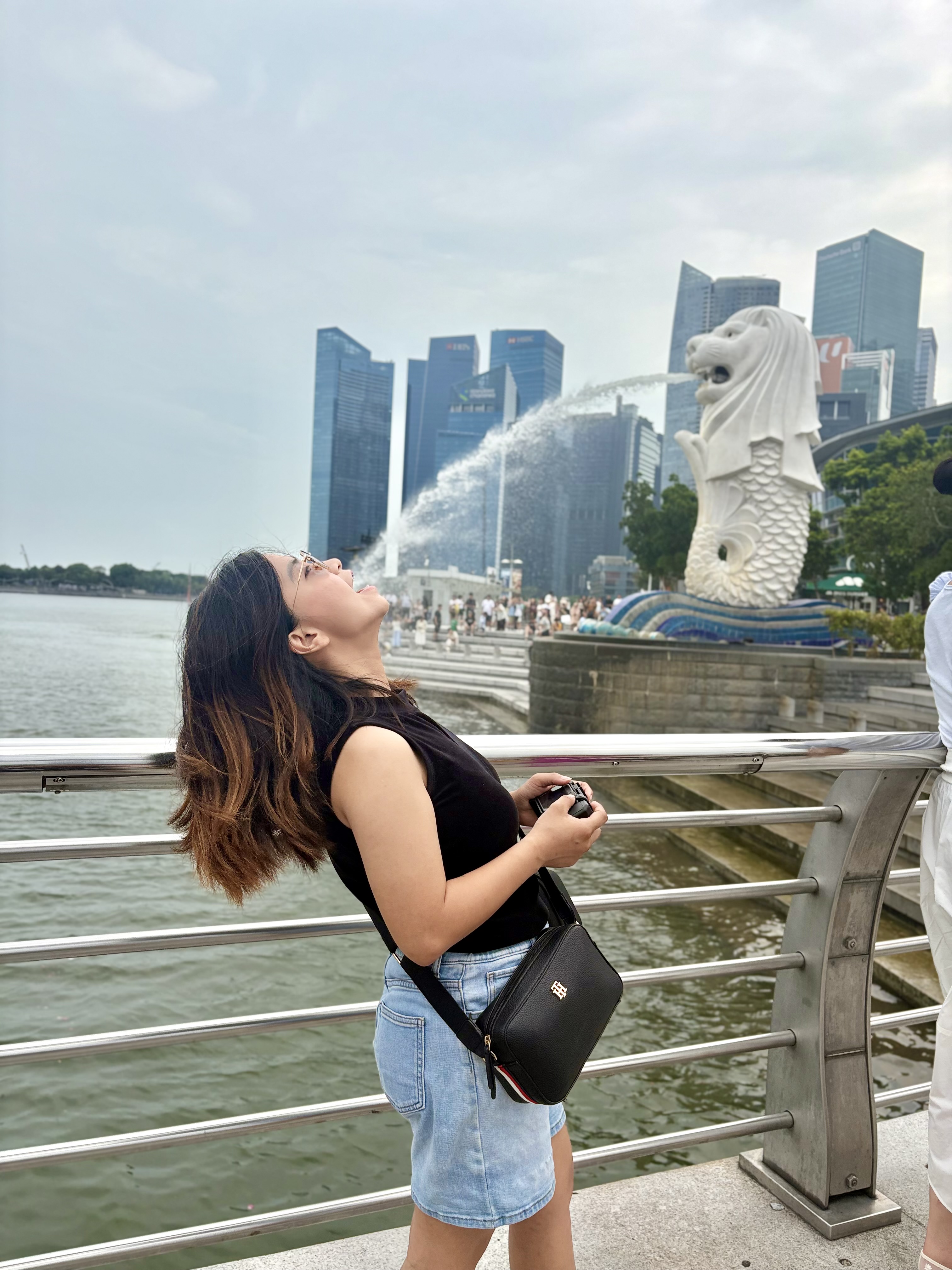 Eden Rollaiza Doldol visiting the Merlion in Singapore